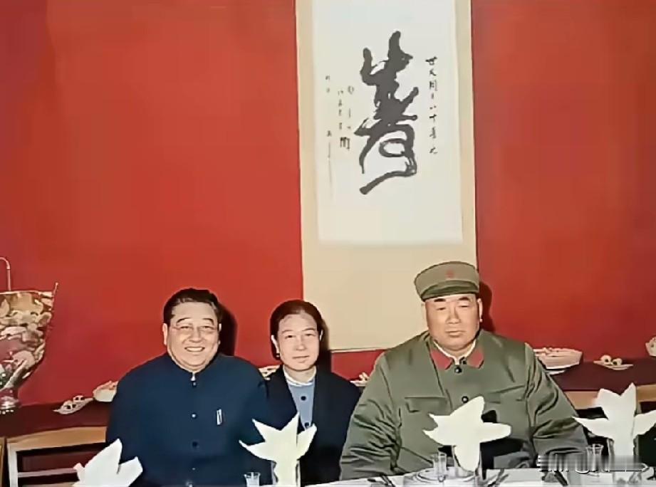 1985年，恰逢开国上将许世友八十大寿，宴席现场留下这张珍贵合影。许世友身着