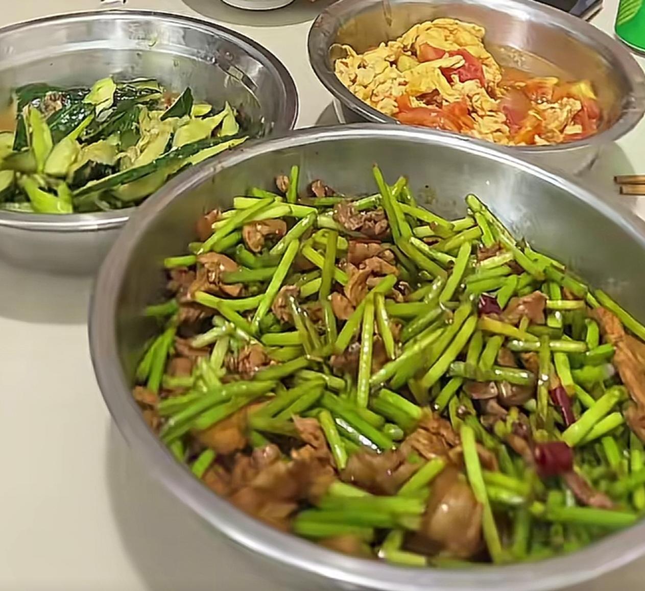 邻居家七口人同住，三个儿子正是能吃的年纪，每顿饭都直接用大盆盛菜。三伏天下厨