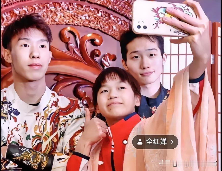 全红婵不光人品好还会过日子从她用的手机就看出来了看她跟巴黎奥运3米板