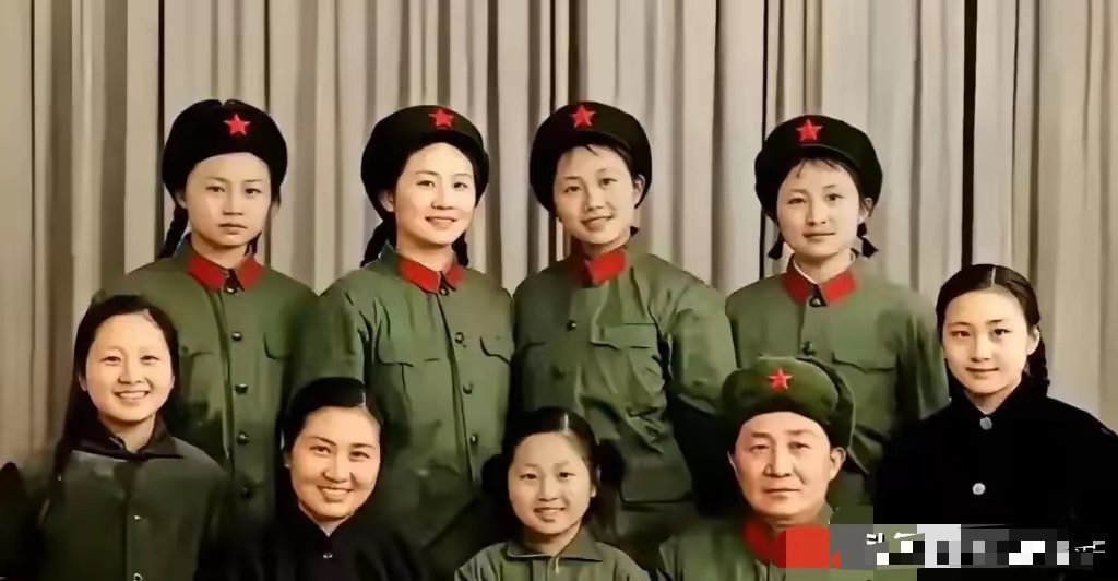 1973年，开国少将吴荣正与妻子高秀茹及七个女儿合影，被称为“七朵金花”。
