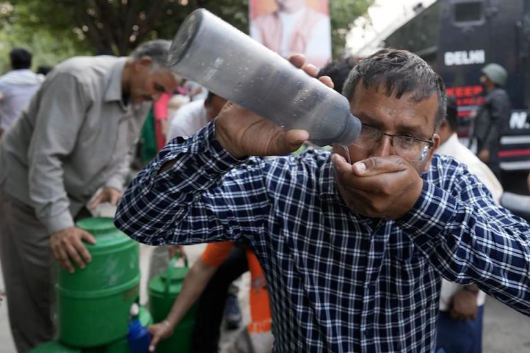 印度拉贾斯坦邦百叶箱飙到51℃，新德里自来水出水破50℃——这不是夏天，是露天烤