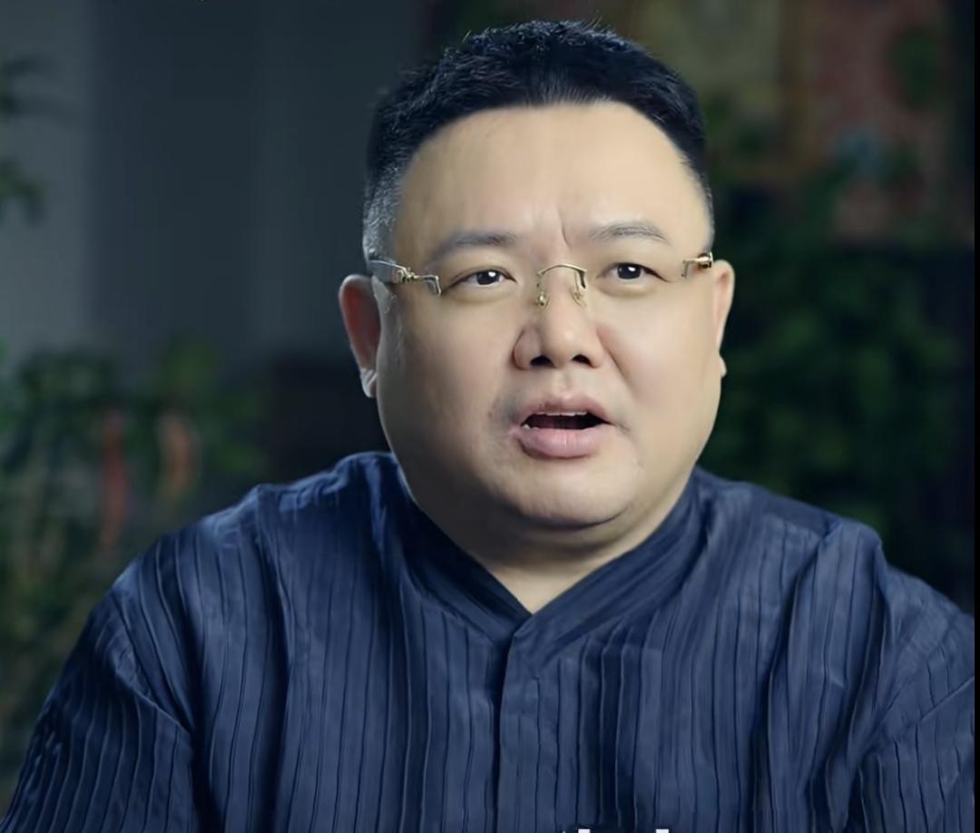 2016年，白伟民欠了3.7亿。一次他在法院门口被200人围住，脱不开身，他给发