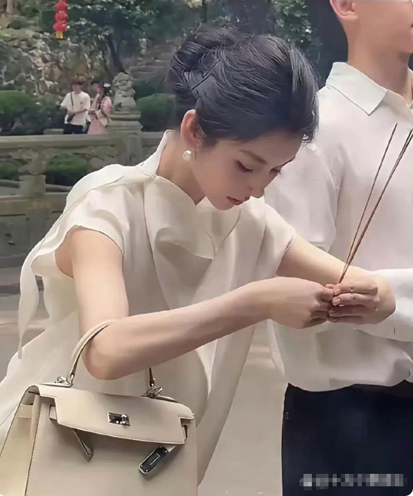 一个包都几十万了。这么有钱，还这么漂亮还能有什么烦恼呢？