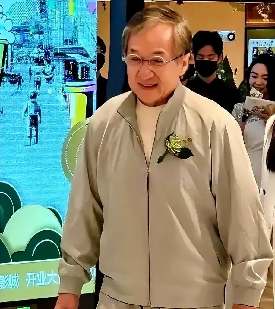 成龙在采访里说自己半夜翻手机监控，看见林凤娇一个人坐在客厅叠衣服，72岁背有点驼