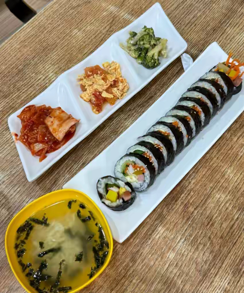 韩国网友和日本网友又吵起来了，日本网友说韩国的紫菜包饭是日本寿司的翻版，甚至还有