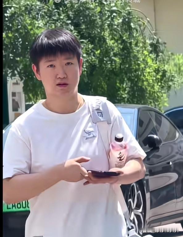 莎莎：让我看看是谁在T拍？这是无语亖了！莎莎背着小白包去上训，一边走一边看手机，