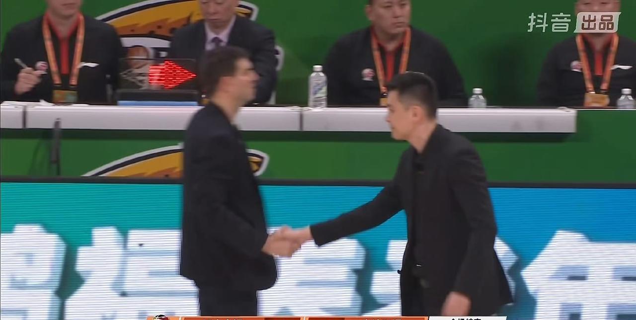 杨鸣面对三次争议吹罚，用理智战胜情绪！辽宁男篮年轻球员太难了！张陈人都没碰到，居