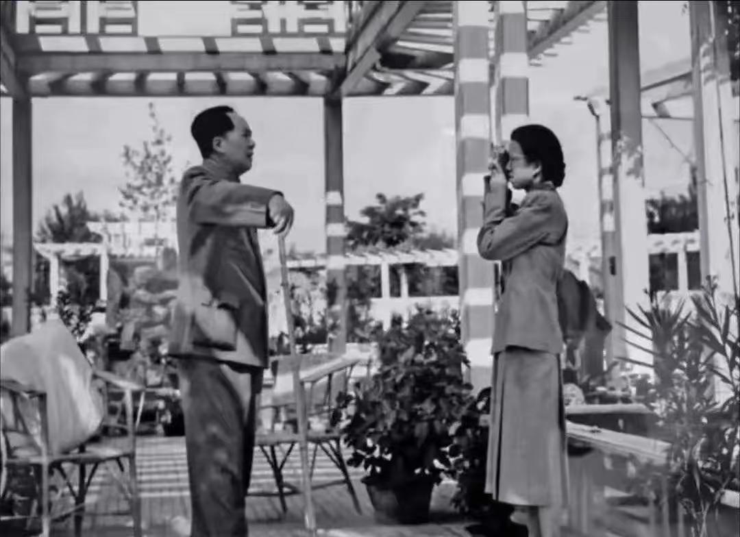 这照片里的人是谁？是毛主席。在干嘛？在给摄影师当模特。你肯定想不到——主席他