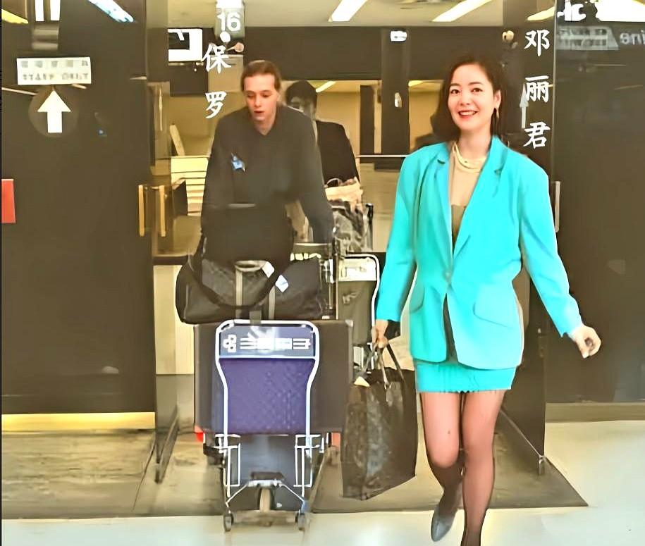 邓丽君去世31年后，一张东京机场的抓拍照片首次公开，她侧脸看着小男友保罗，眼睛笑