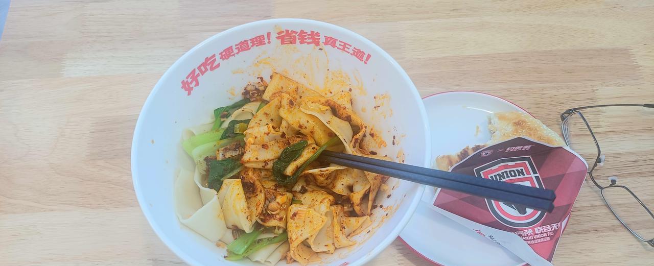 油泼面配肉夹馍，确实好吃，太爽了。在西安兵马俑博物馆附近的一家店吃的，只可惜我有