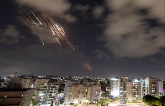 伊朗重型导弹从天而降，空中分裂出80个弹头，如火雨般砸向以色列当地时间5