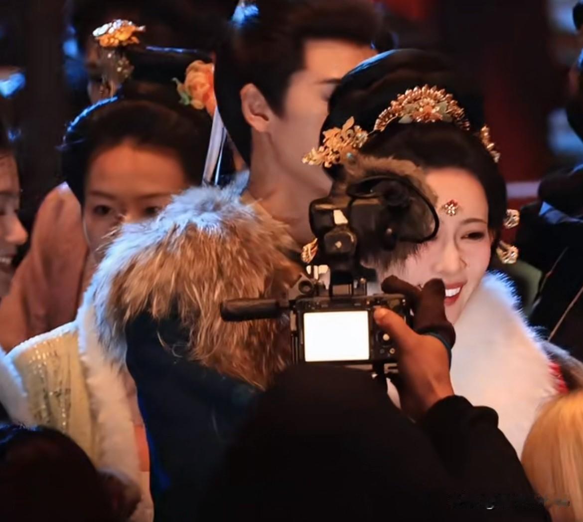 1月21日，李昀锐背后拥抱逗笑孟子义今天《尚公主》白天拍大婚，晚上拍婚后孟子