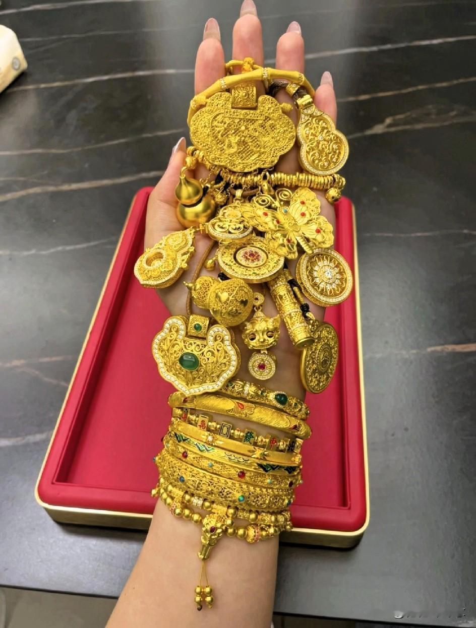 奉劝大家赶紧把金项链金手镯，都放家里，都别戴了财不外漏！如今金价涨得离谱，
