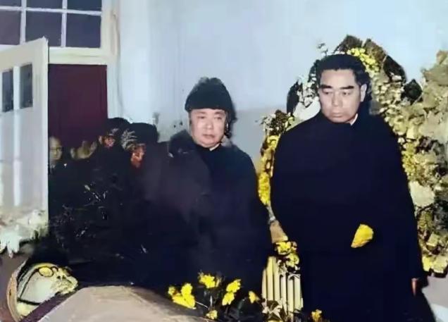 周总理看着李部长心里在滴血。失去了一个重要的人，他没有带兵打过仗，但是他做的事情