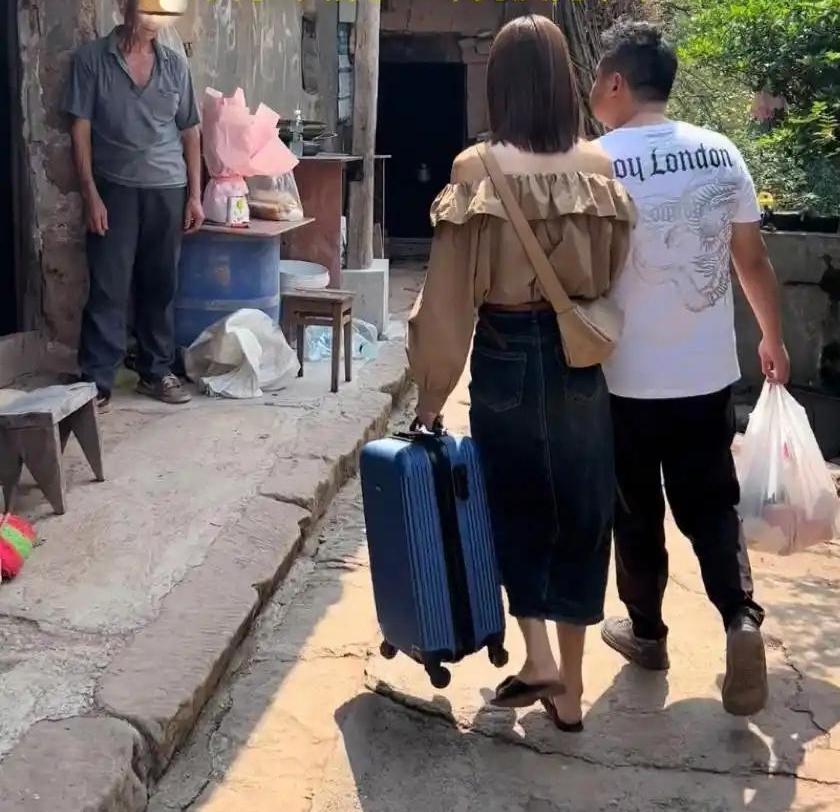 江西，男子去女友老家，看到房子破旧不堪，女友的妈妈患病吃药，爸爸是个盲人，一下愣