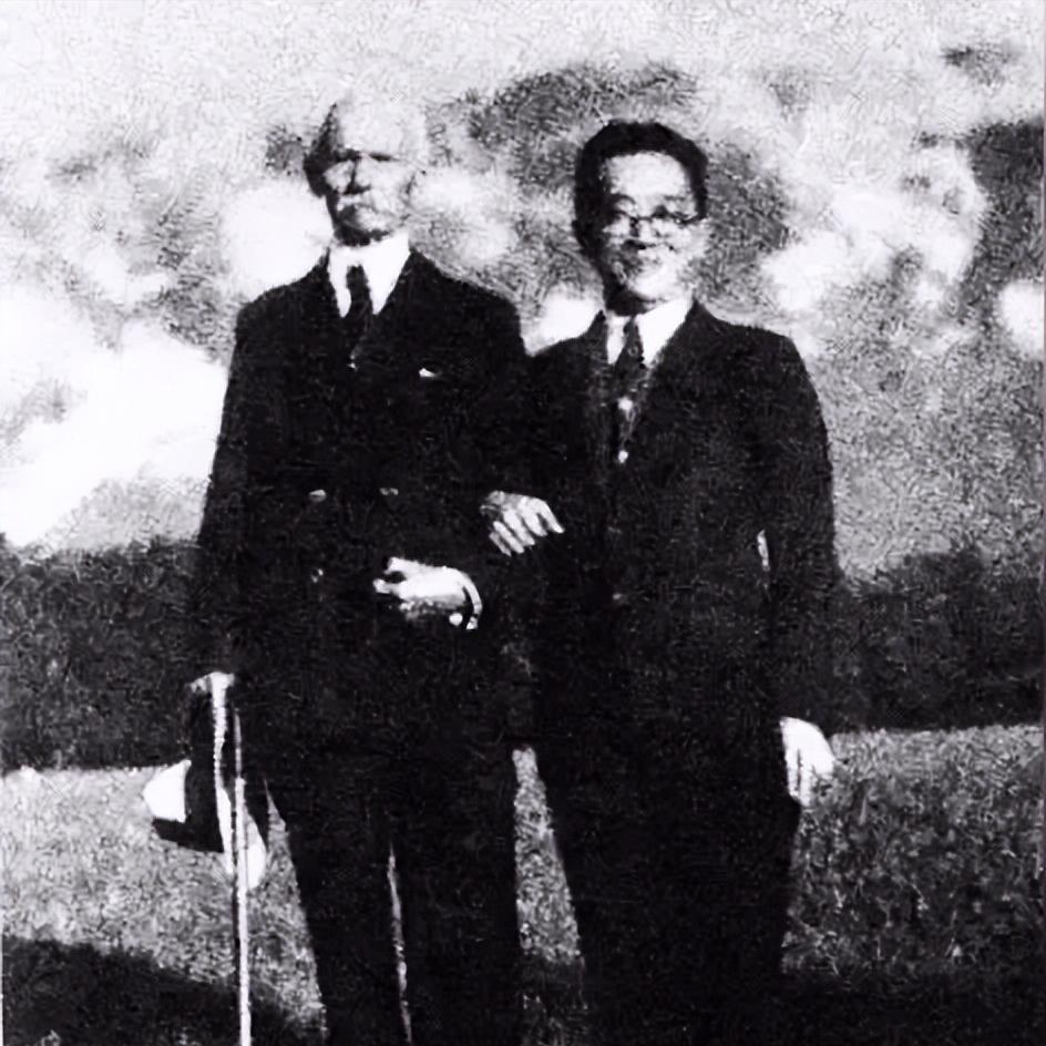 胡适的老师是杜威，是美国民主主义的代表人物之一，胡适的思想很大程度上受到杜威的影