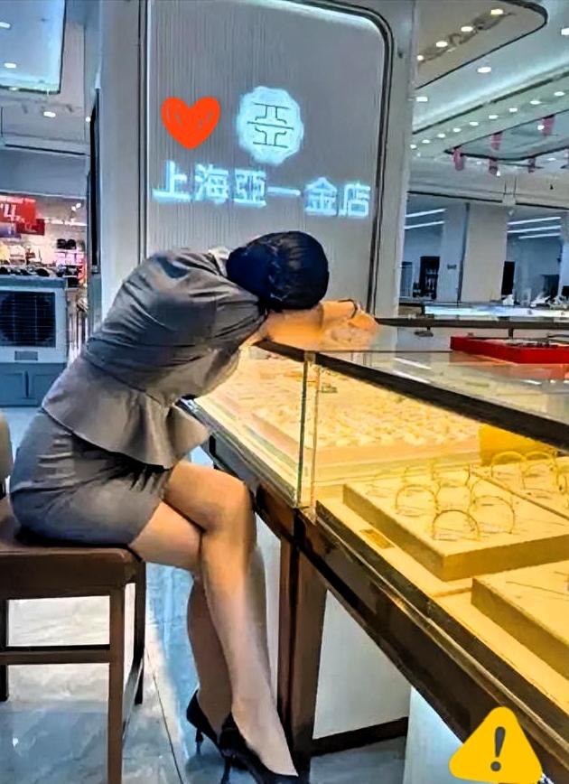 降价2700加送电瓶车，到底是不是捡漏黄金是真疯了！就在刚刚，金店销售人员