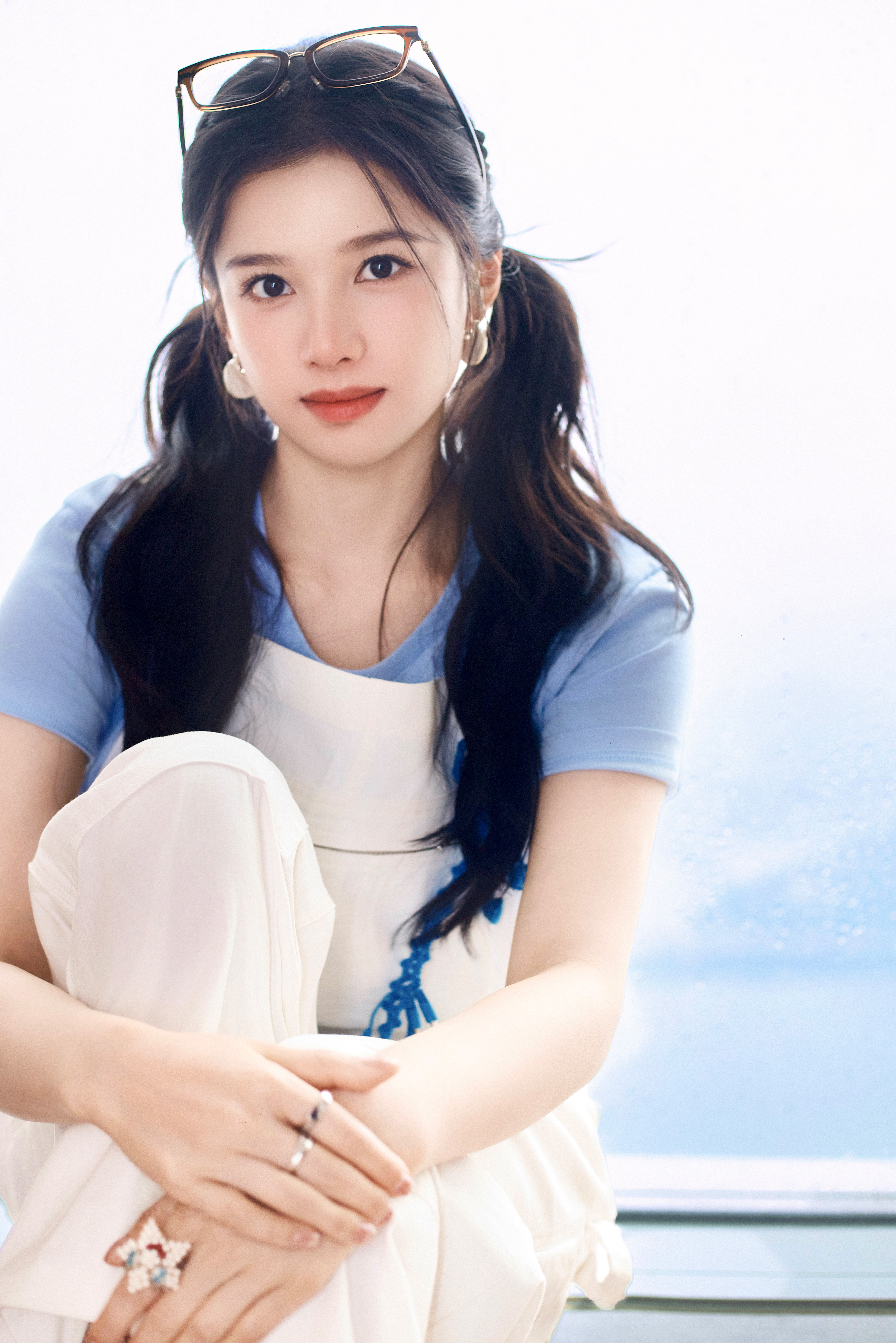 张婧仪红色开衫张婧仪在复制粘贴的时代，你是手写的诗