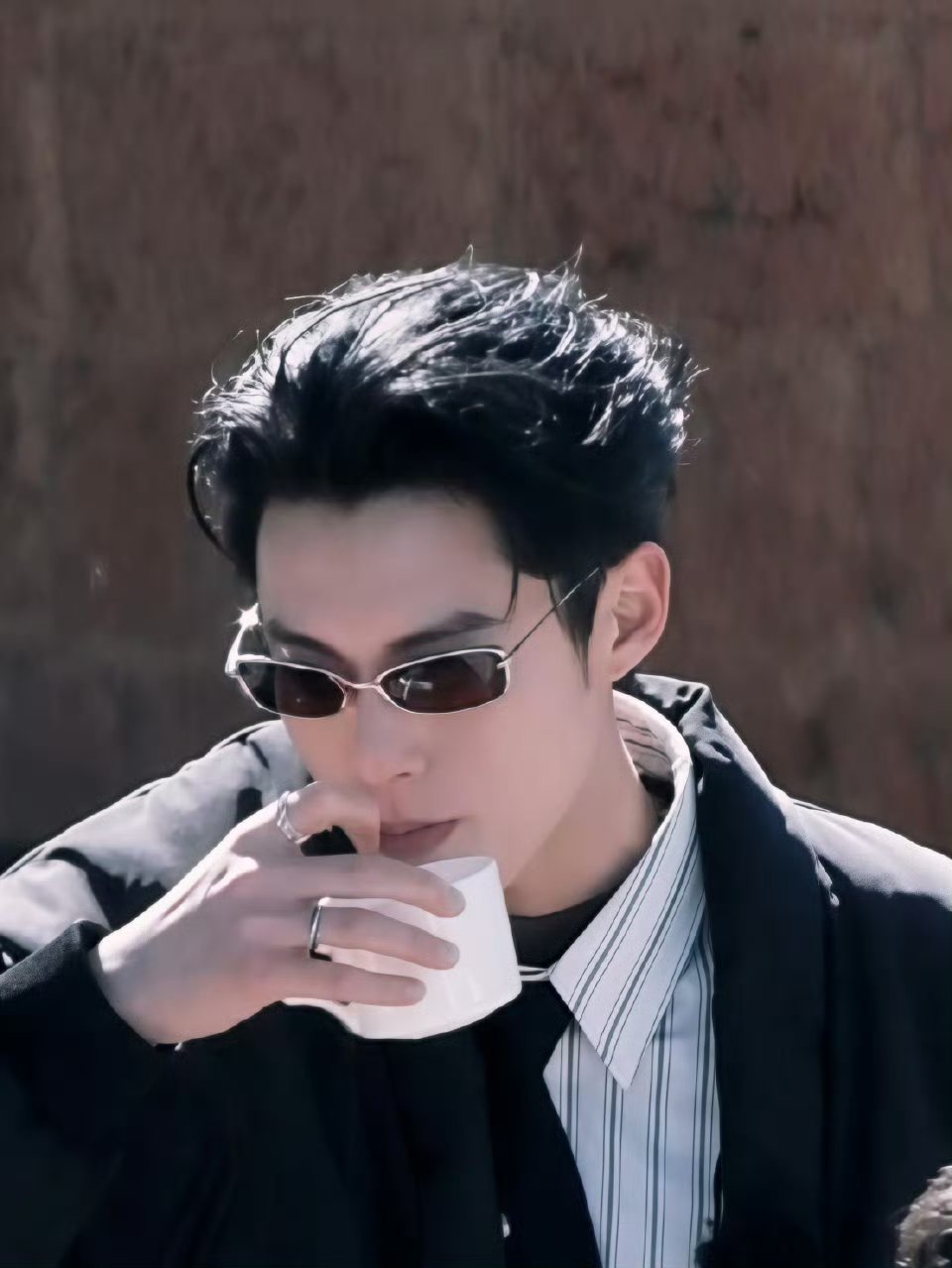 王鹤棣《宇宙闪烁请注意》今日路透，老师俺们王鹤棣贴着小胡子穿着草裙好可爱