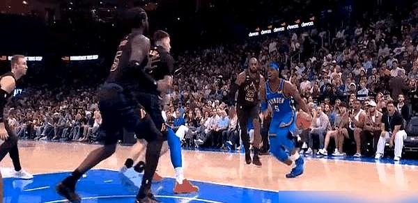 雷霆防守悍将多特受伤，“报应”论调又来了？真没必要！这哥们在场上就是个“重型