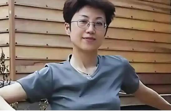 一手顶级学霸好牌，偏偏走上出卖国家的不归路！这名拥有美国绿卡的女学者，带着丈夫和