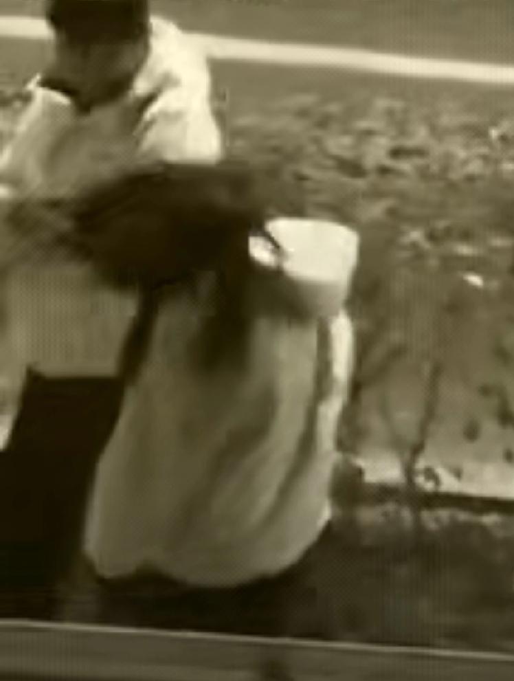 情侣争吵，女的突然扇男的一耳光，男的反手好几个耳光，打得啪啪啪响！女子太高估自