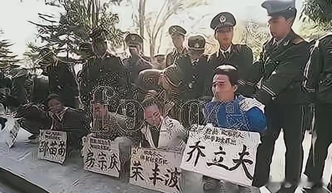 1995年，曾斩获“全国散打冠军”头衔的乔立夫，被押送至东莞郊外的刑场。镜头之中