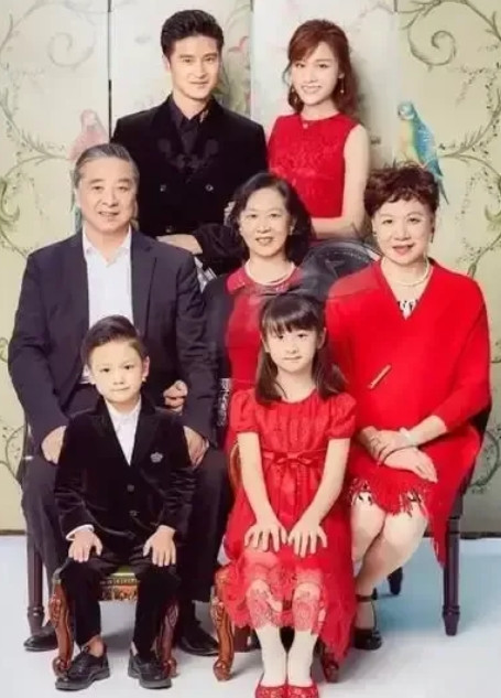 2007年，田亮和郭晶晶分手，娶了超女叶一茜。田妈妈非常不满:“我儿子奥运冠军怎