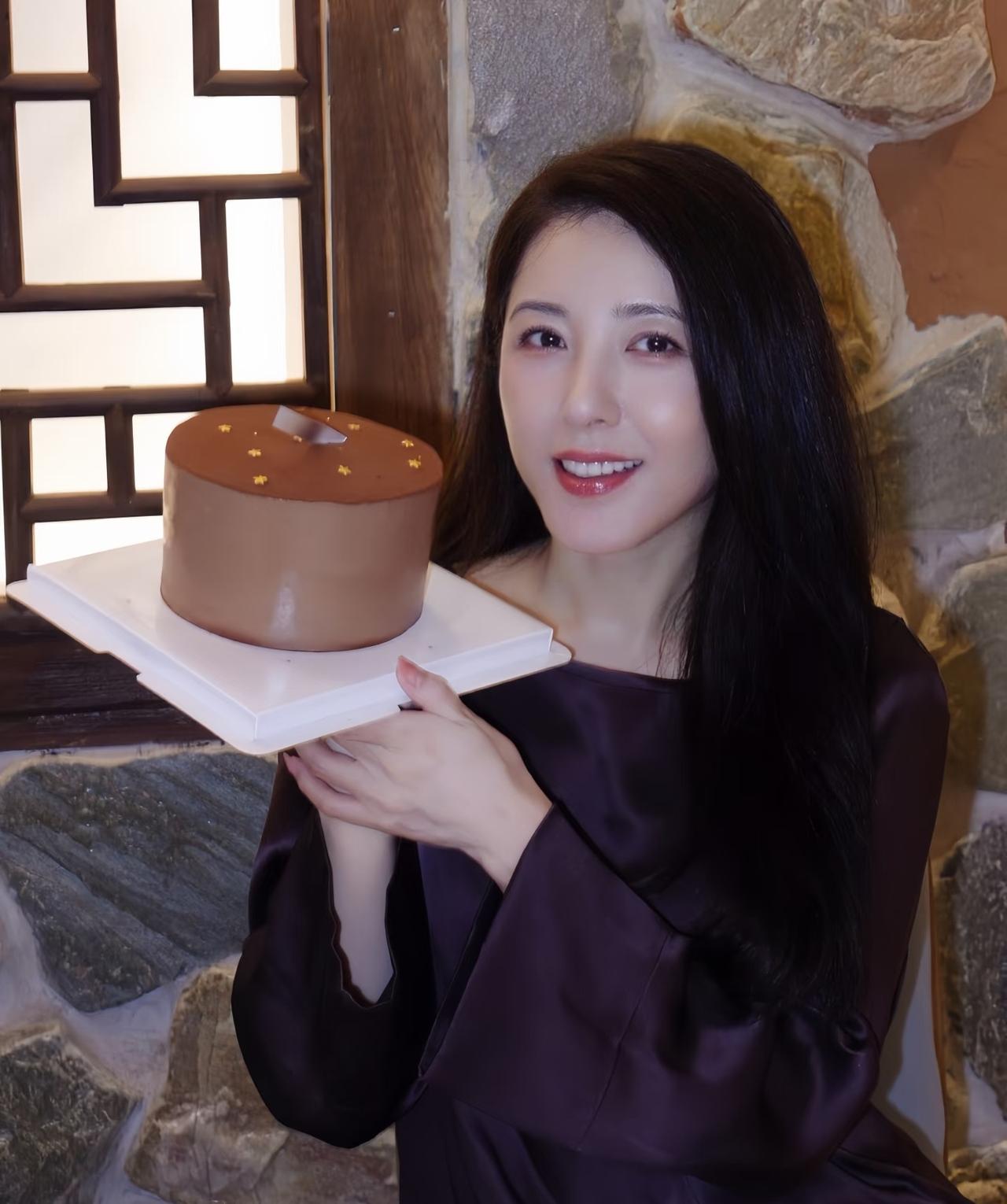 终于知道曾黎为什么不结婚了？不是没人馋她身子，而是她今年都50岁了，早就明白