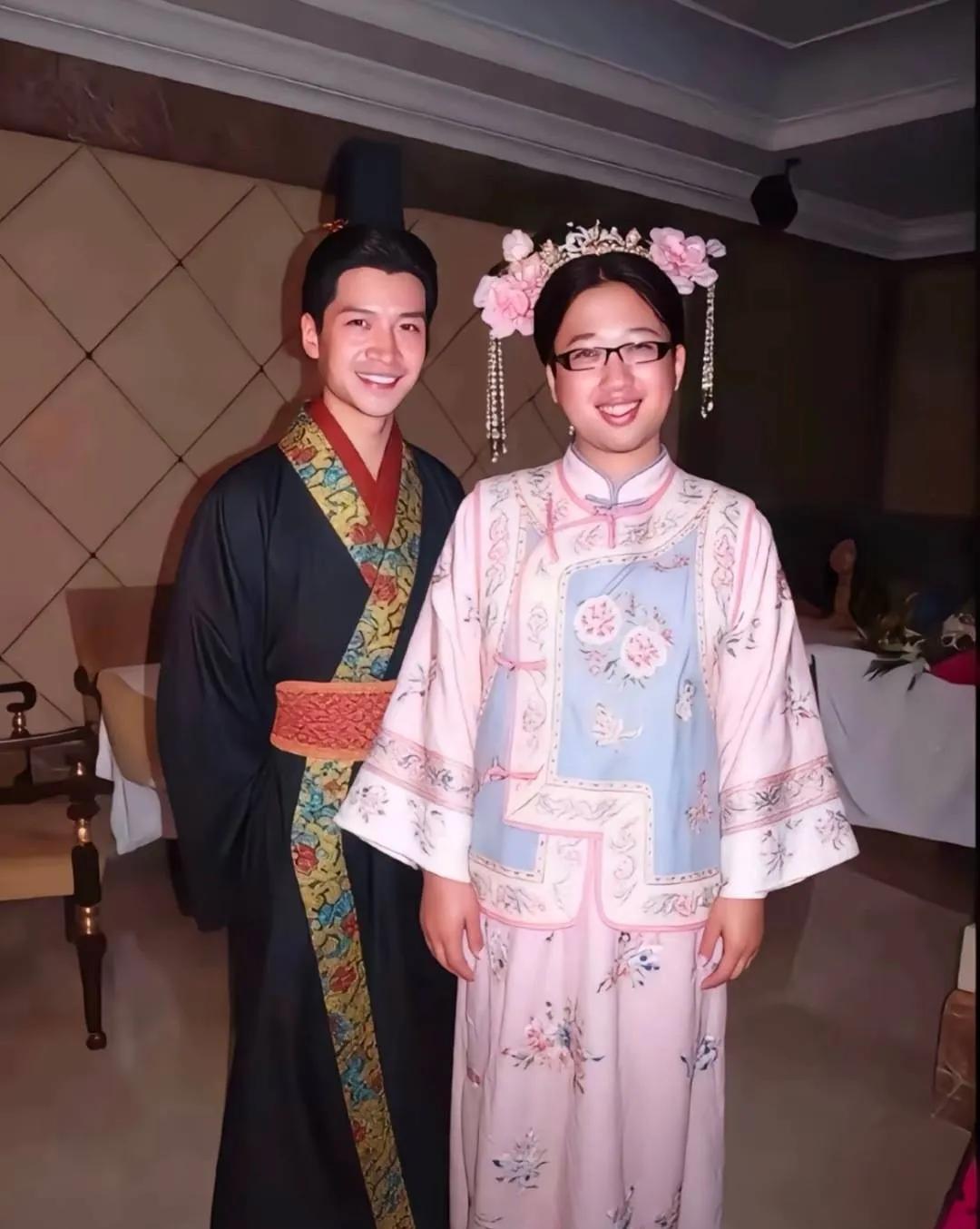 不得不说，何晟铭是懂流量的高手。直播里他一句“我是白月光”，快速清空54