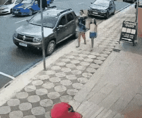 请问，这个男的行为算见义勇为吗？