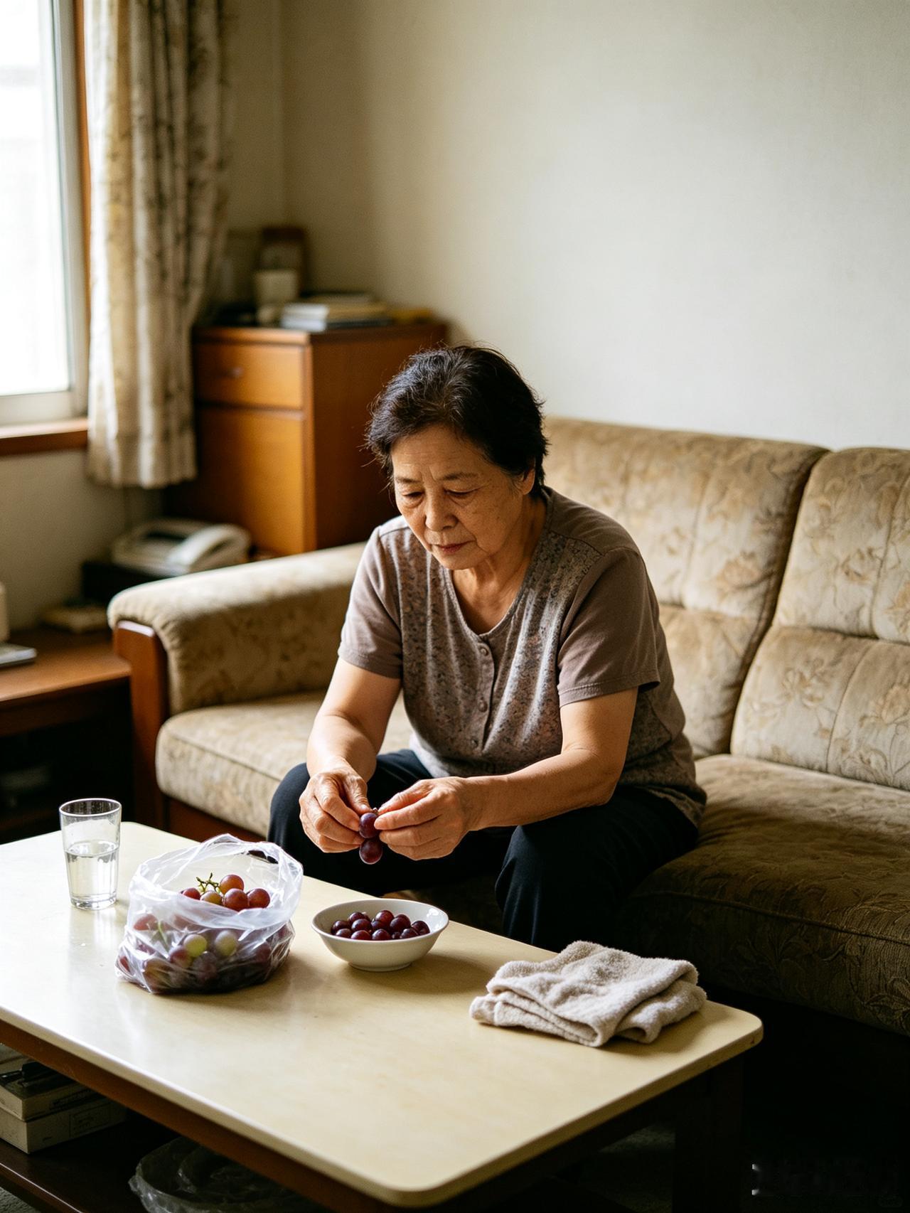 老姐妹伺候老娘三年，老娘把房本给了儿子前天下午，老姐妹来家里坐了一会儿。她提