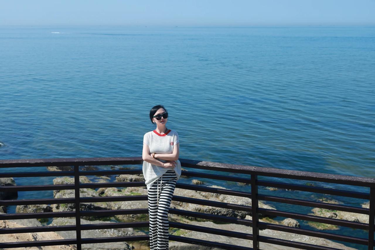 今天去买菜见不少50~70多岁的姐妹都是图2这种装扮，她们还说，网上都是抨击咱们