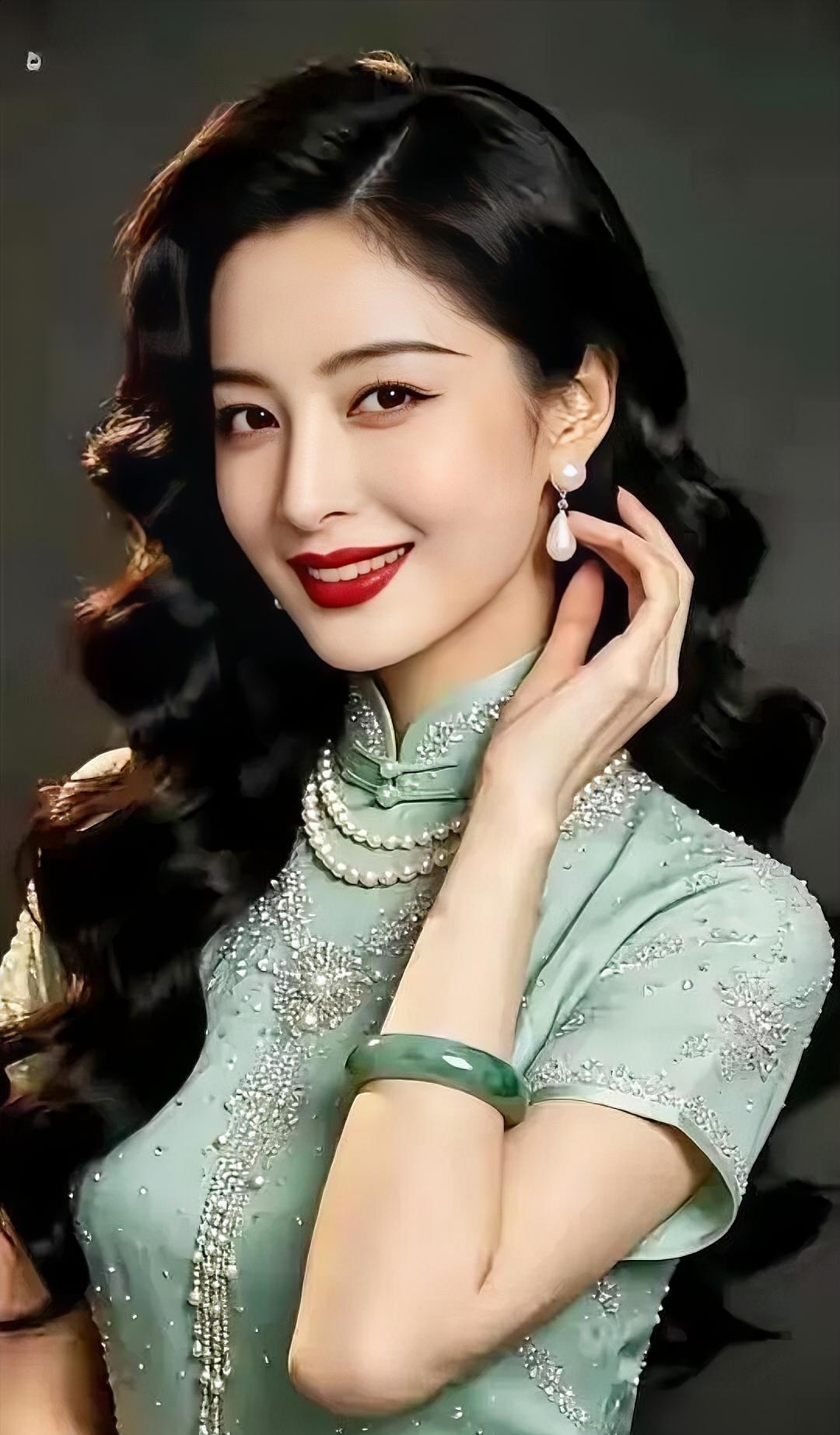 《青衣与旧时光》浅青旗袍，珠翠轻镶，立领温婉，卷发微扬。玉镯凝绿，珍