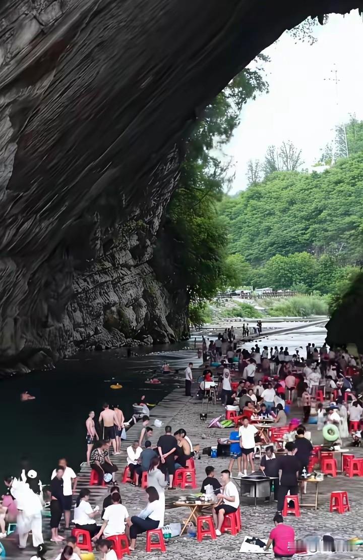 重庆这个地方，真是一个避暑的好地方，看着就凉快，这里的人很多，景色也非常的漂亮，