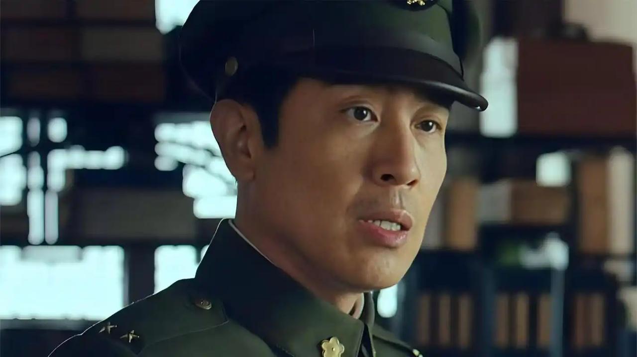 他是蒋介石每周必见的心腹参谋，却把长江江防图亲手送给了解放军。他身穿国民党将军军