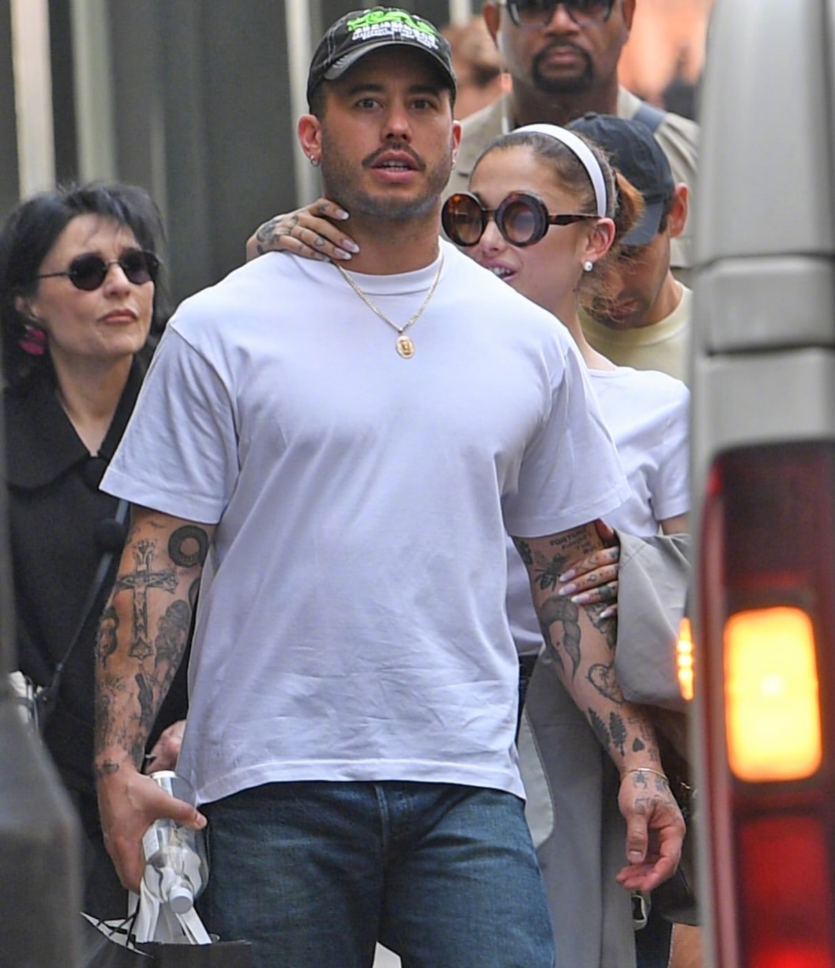 A妹ArianaGrande与男友RickyAlvarez以及妈妈J