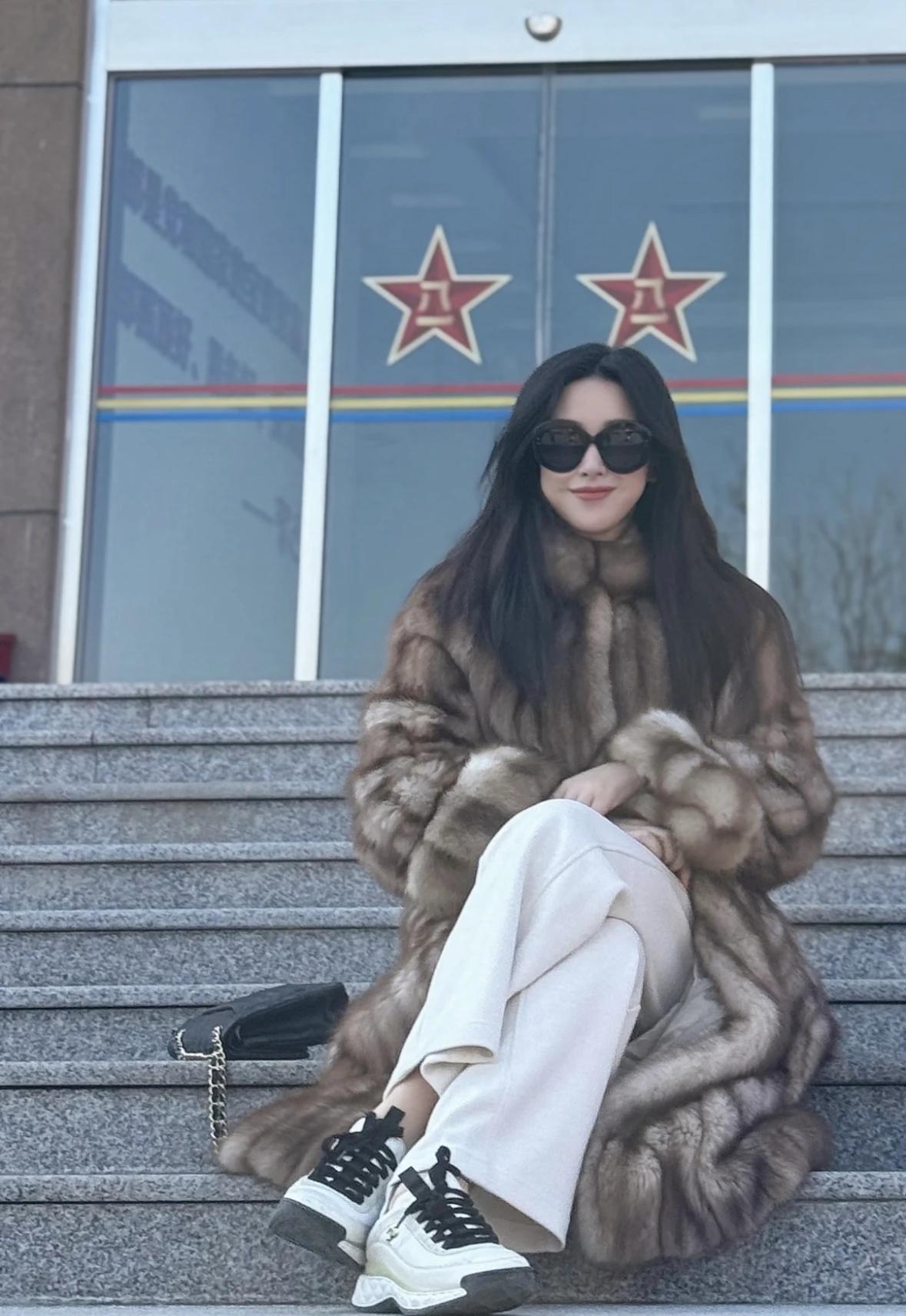 朱珠这身大衣是二手的？就因为穿了二手大衣上了热搜，那个把朱珠出卖的商家有点没有职