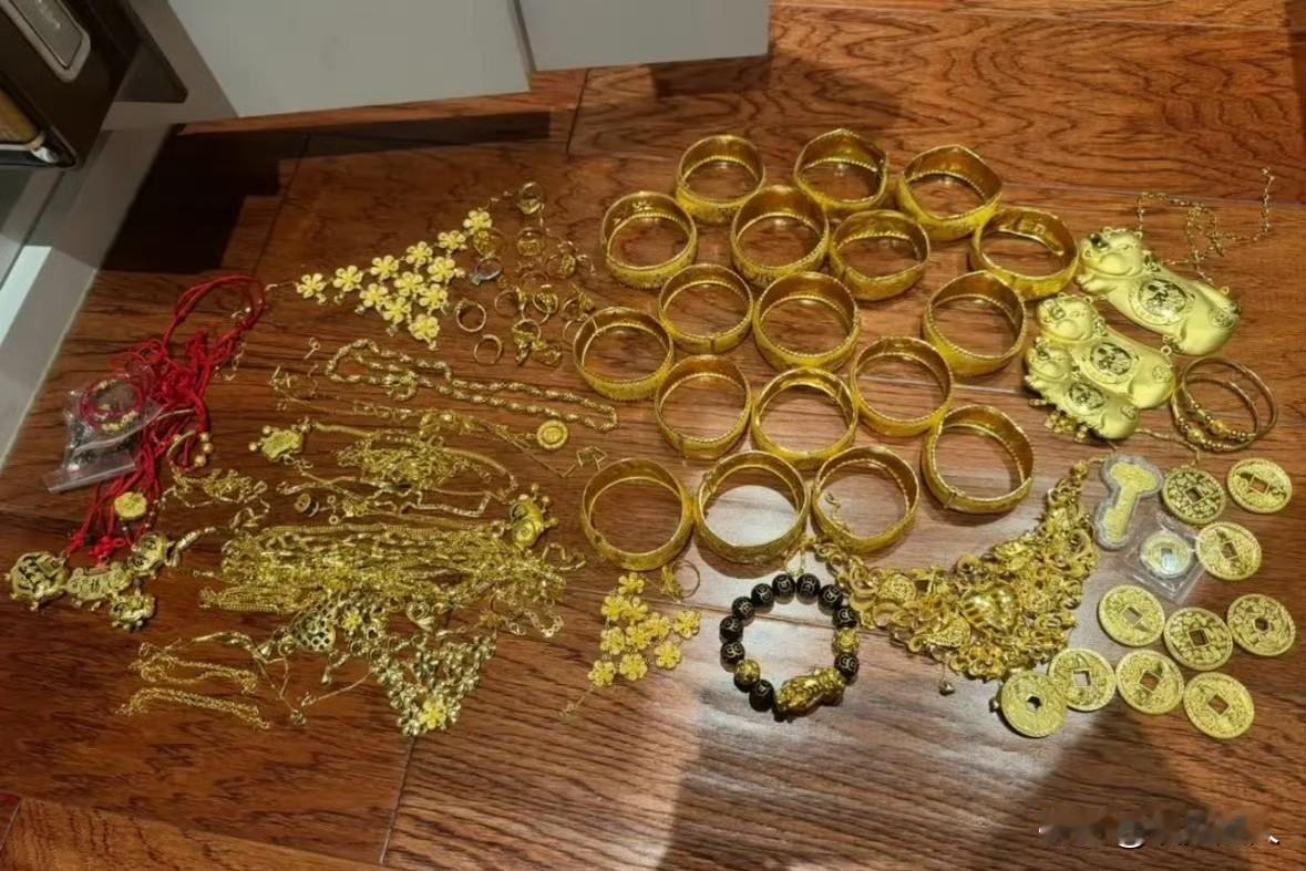 姐妹们！你们见过一个人戴2000克黄金是什么场面吗？我今天直接开眼了！刷到