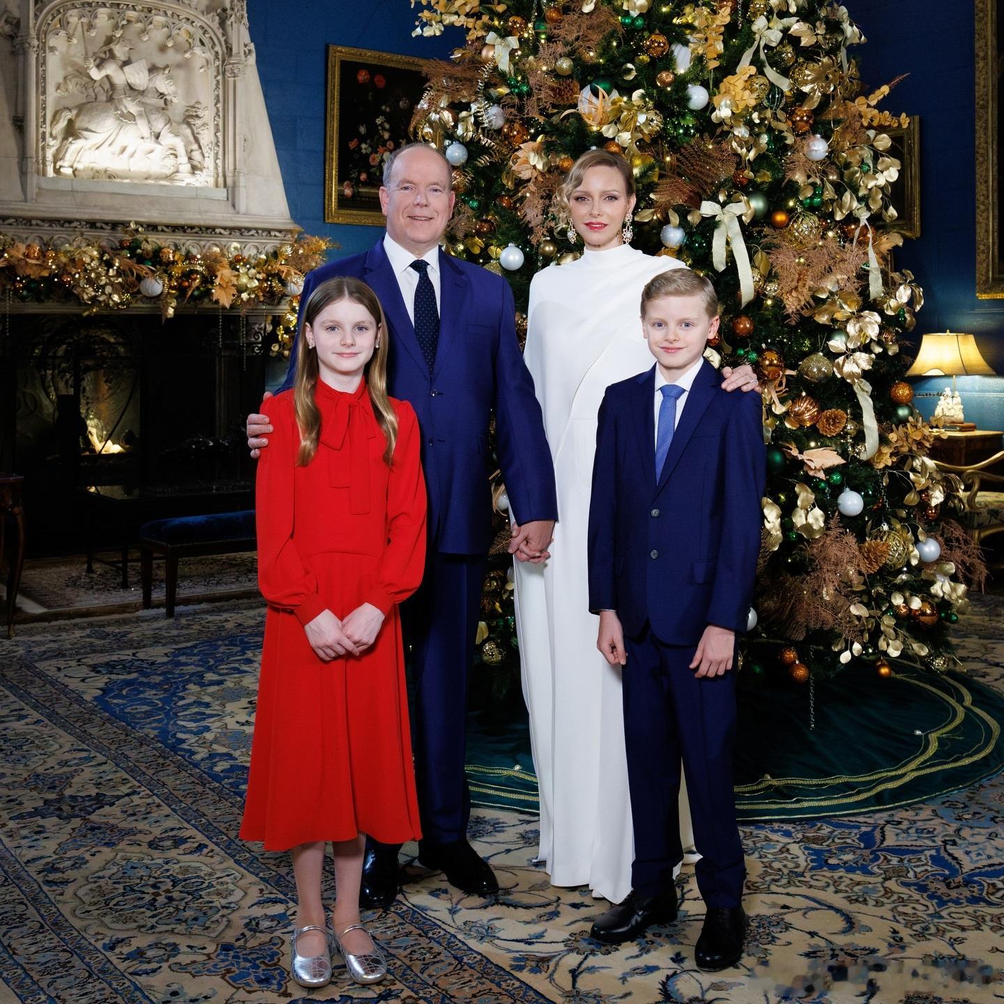 新闻2026.1.1摩纳哥王室发布摩纳哥亲王一家的新年官方照，照片是拍摄新年