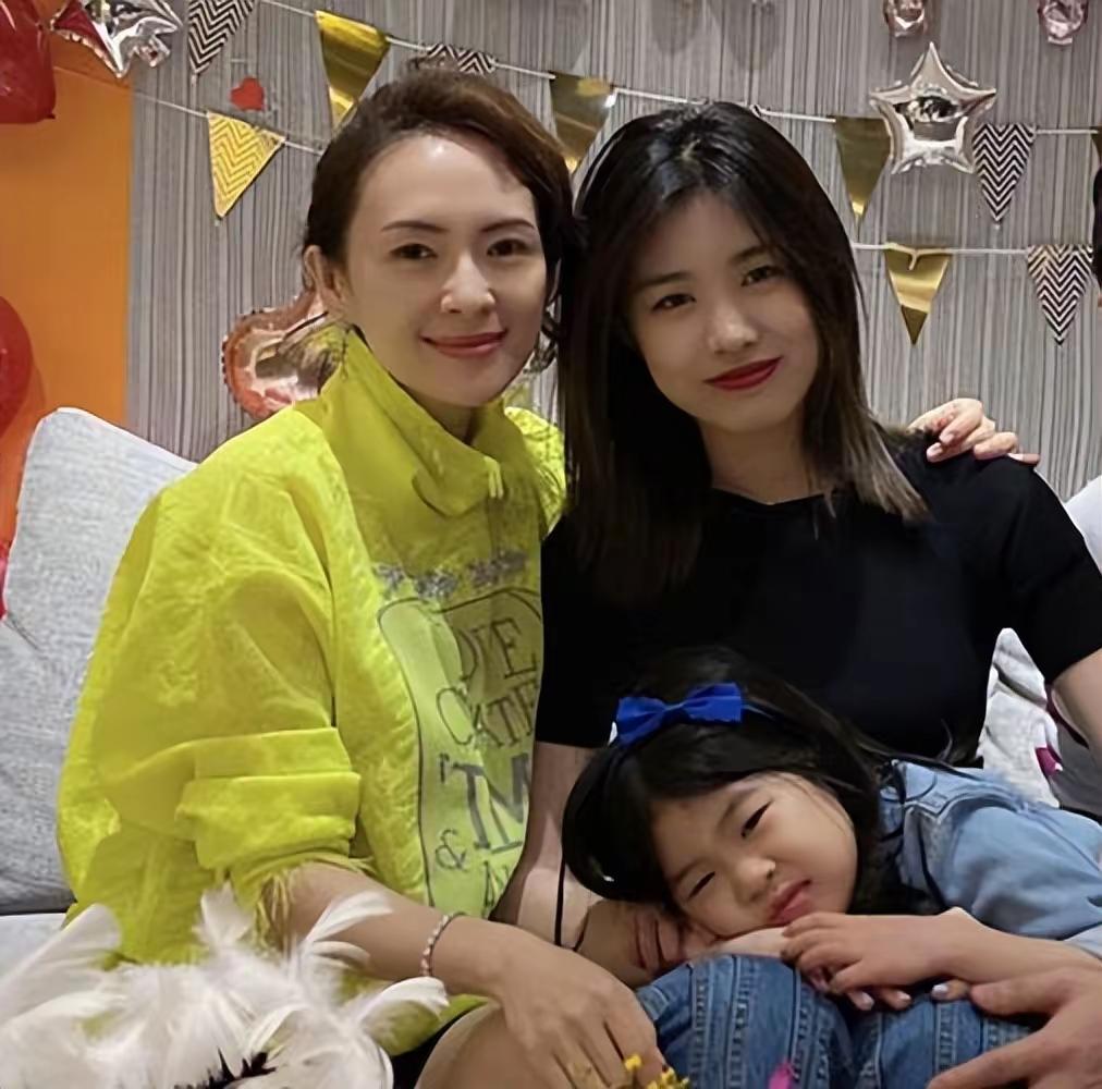 小苹果喊章子怡妈喊了十年！葛荟婕终于认了：这妈，比我合格！以前葛荟婕总怼章子