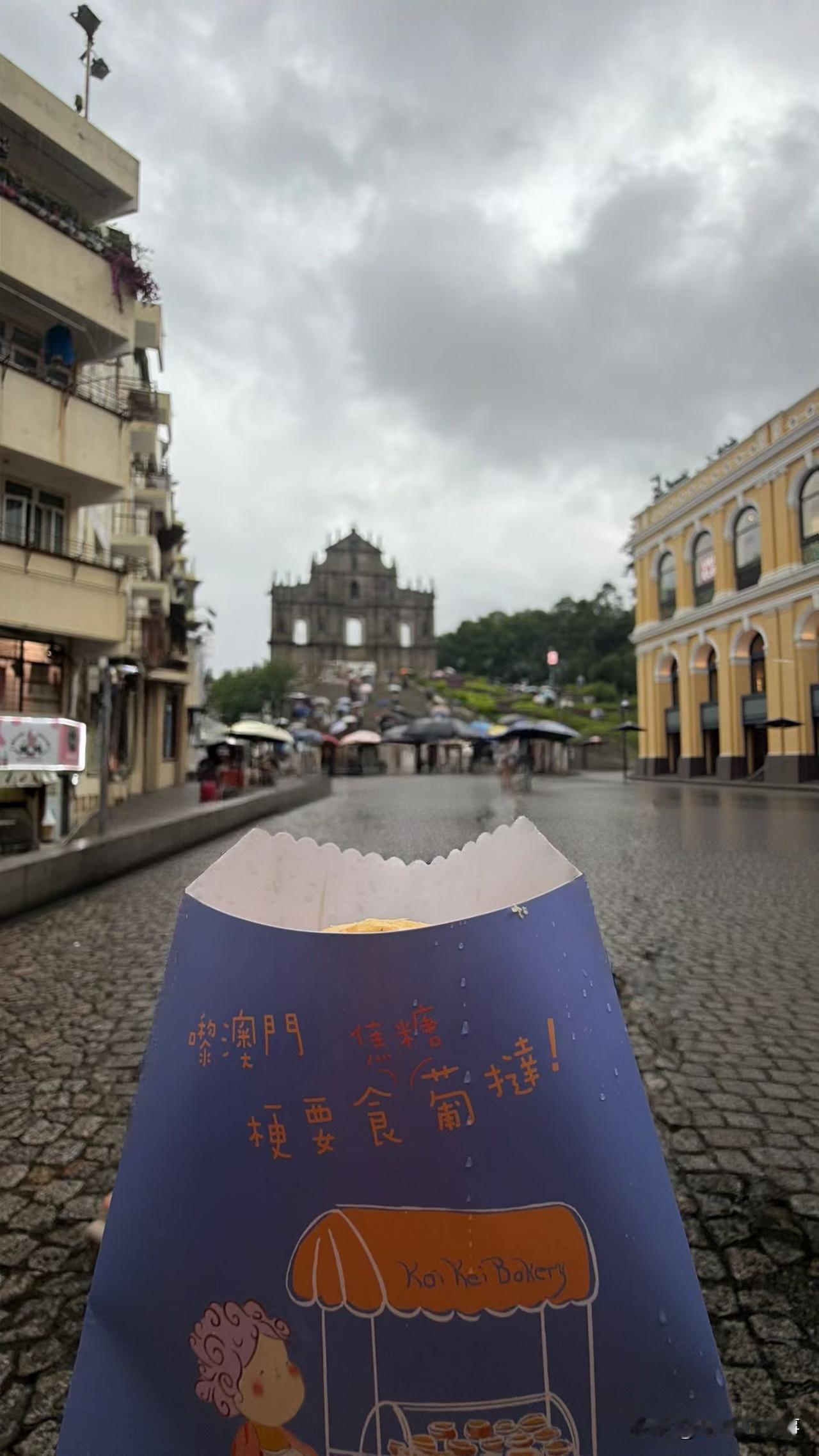 失主明明知道小偷从自己兜里偷走了手机，及时憋气没吭声，只是默默的跟在小偷儿后面，