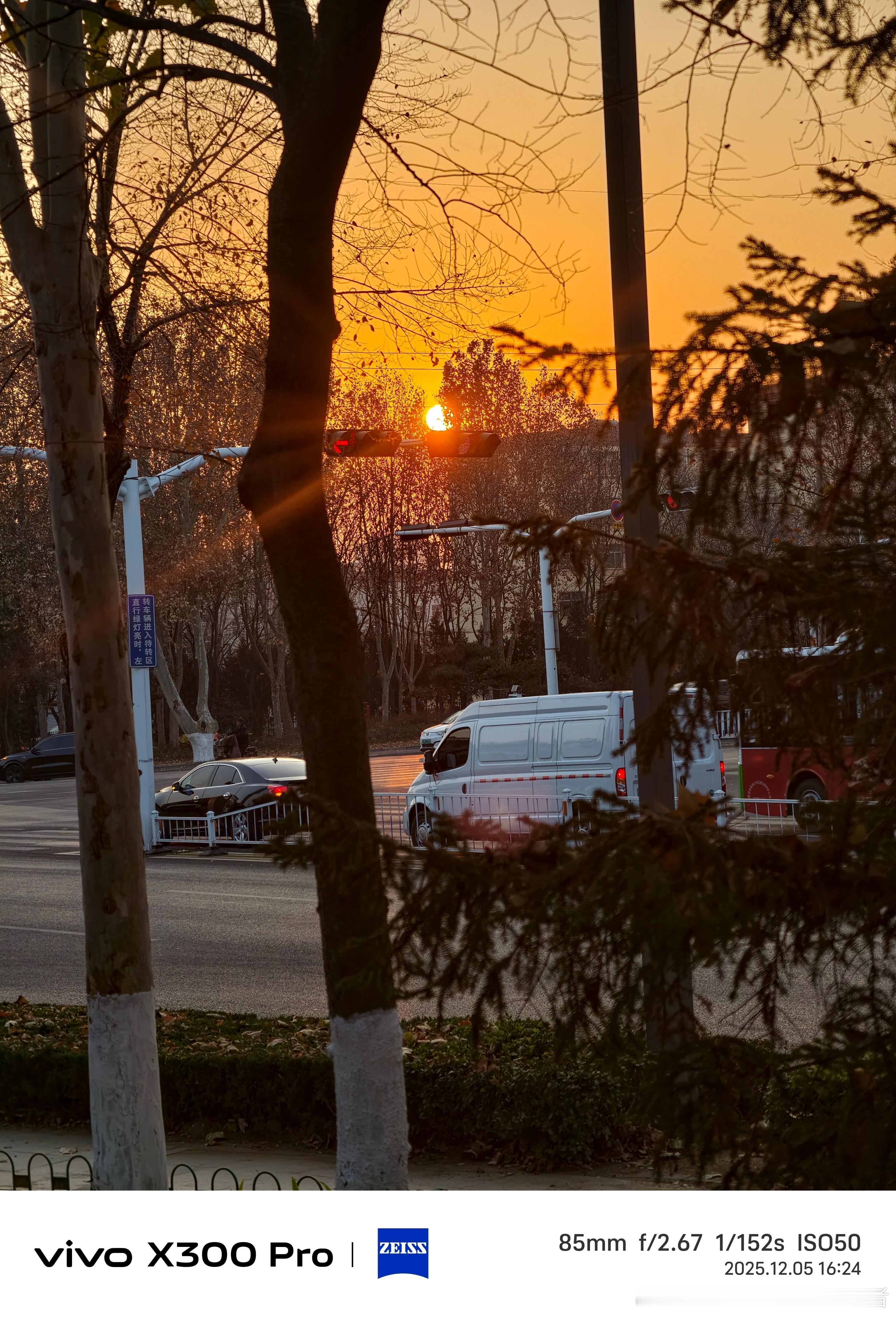 夕阳西下，一天中最美的风景就在此刻，保持随时用手机记录值得欣赏的时刻。小县城虽然