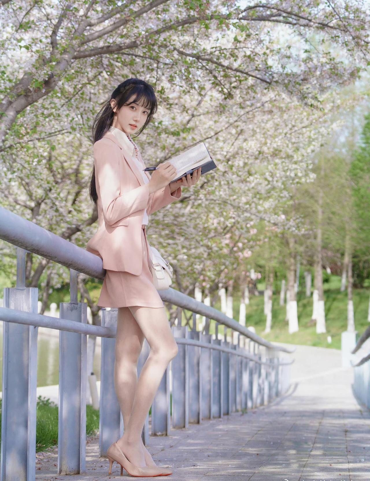 这套是“温柔职场风”穿搭，浅粉套装+柔和细节完美适配春日场景：-单品选了