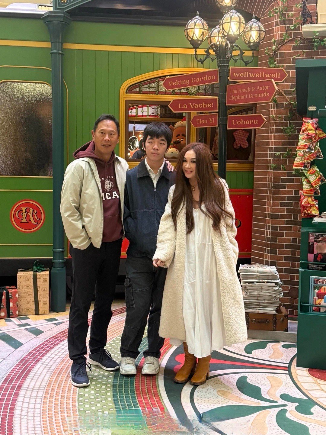 温碧霞一家三口最新合影，感觉她儿子好凶哦