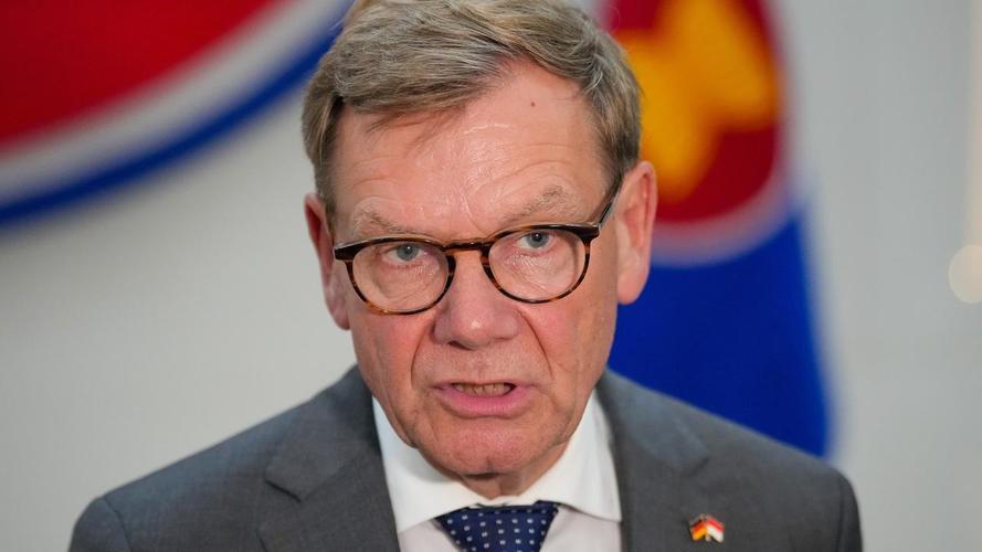 迷惑行为大赏！德国硬刚中国稀土还踩红线，这波操作能翻盘？德国外长近期上演“