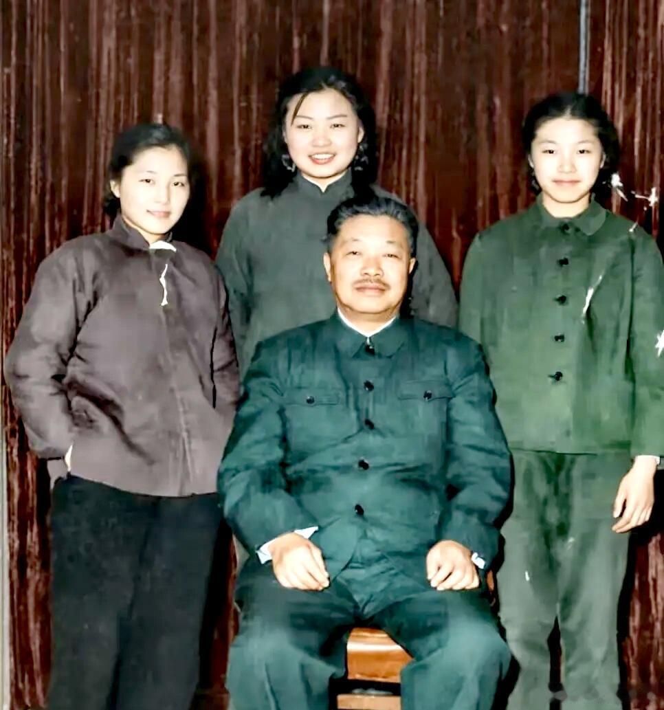 贺龙元帅与三个女儿的合影分别为：贺捷生、贺晓明、贺黎明。毛主席曾戏称“一排明”。