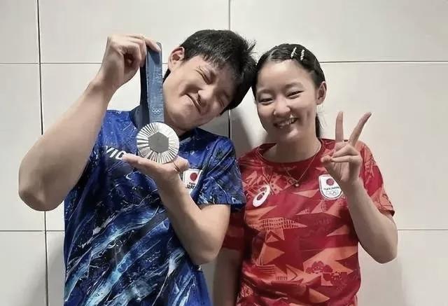 张本兄妹如今处境极为尴尬一边是日本乒协的敲打警告,一边是队内队友的集体排挤