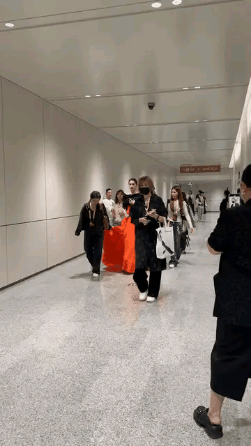 关晓彤是不是对自己的身高没点认知，她本就长得高，骨架大，还要脚踩高跟鞋，气场直接