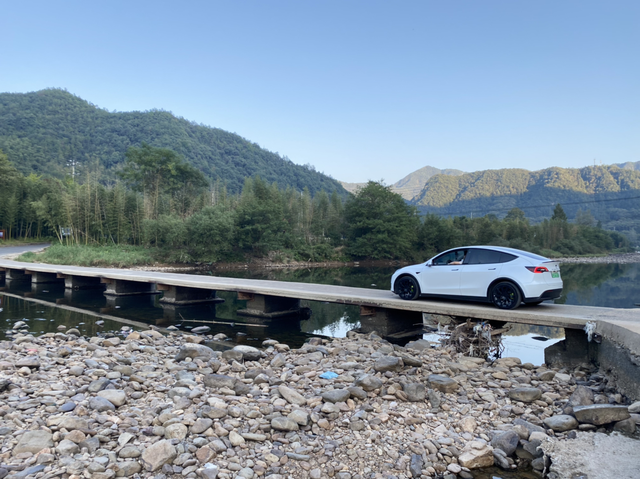 特斯拉ModelY改变了我的出行方式我提上了人生中的第一台车----Mode